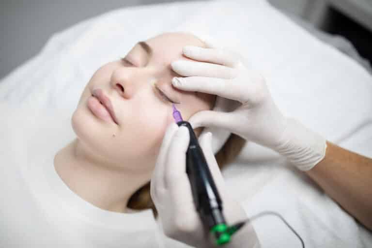 Göz çevresine estetik uygulama – Dr. Yetkin Bayer Kliniği