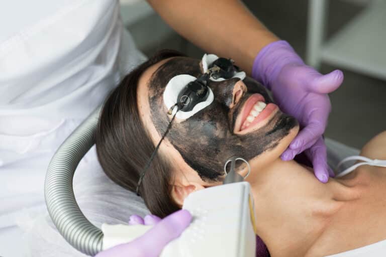 Karbon peeling uygulaması – Dr. Yetkin Bayer Kliniği