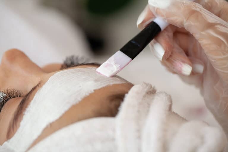 Yüze kimyasal peeling maskesi uygulaması – Dr. Yetkin Bayer Kliniği