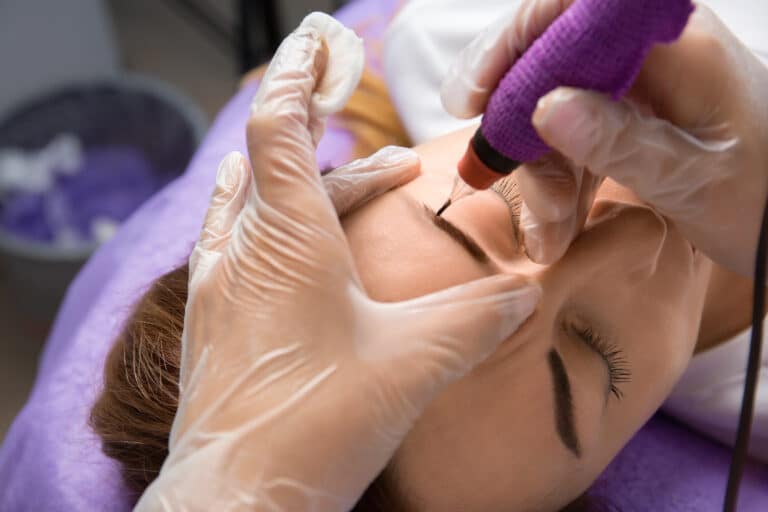 Kaş ve kirpik laminasyonu uygulaması – Dr. Yetkin Bayer Kliniği