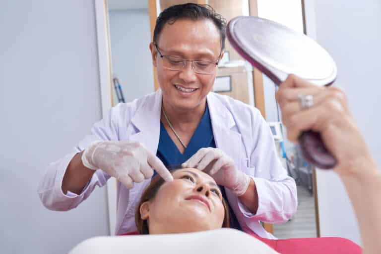 Hekim cilt muayenesi – Dr. Yetkin Bayer Kliniği