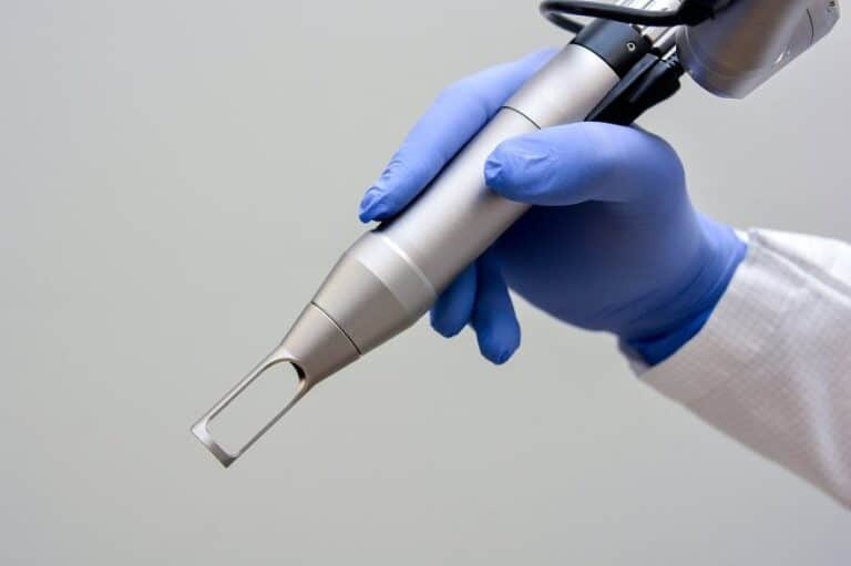 Q-Switch lazer uygulaması – Dr. Yetkin Bayer Kliniği