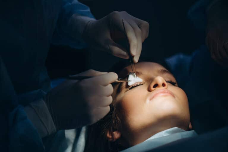 Ameliyathanede cerrahi işlem – Dr. Yetkin Bayer Kliniği