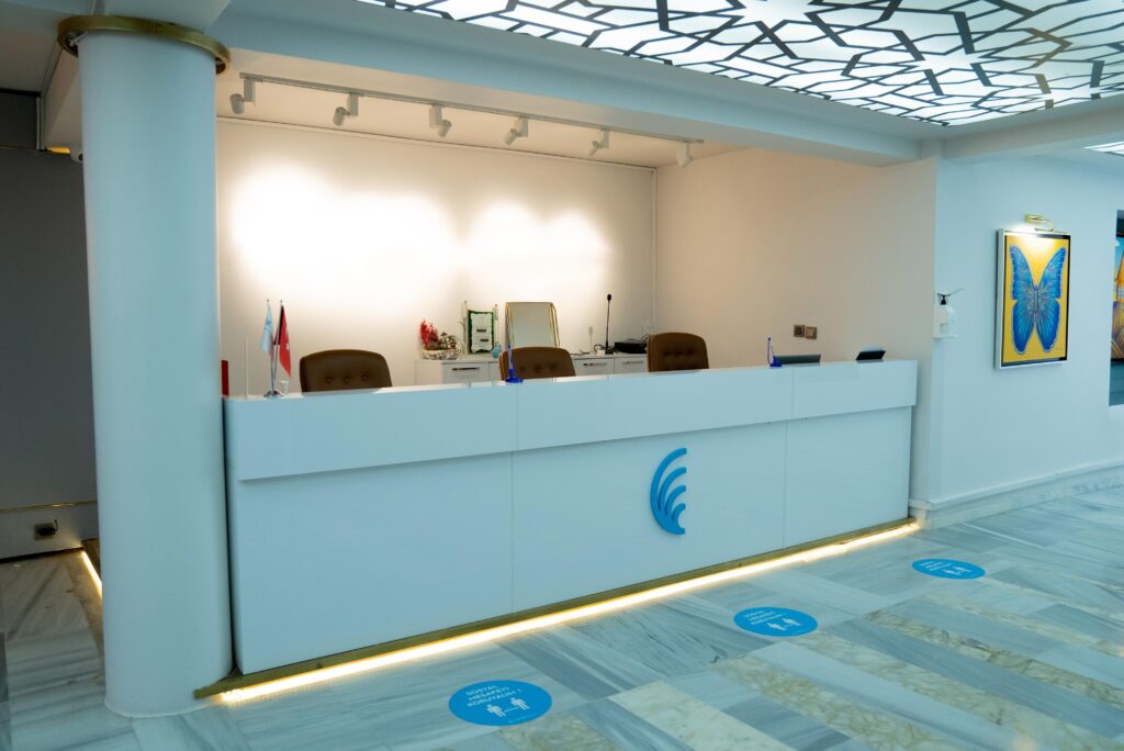 Klinik resepsiyon alanı – Dr. Yetkin Bayer Kliniği