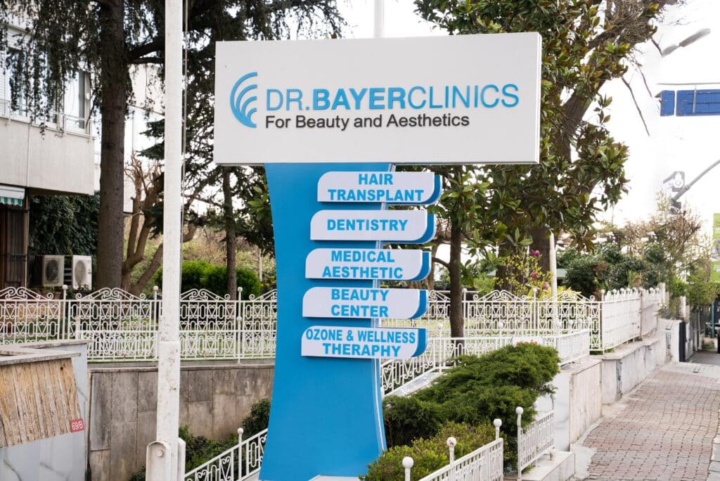 Klinik binası ve tabelası – Dr. Yetkin Bayer Kliniği