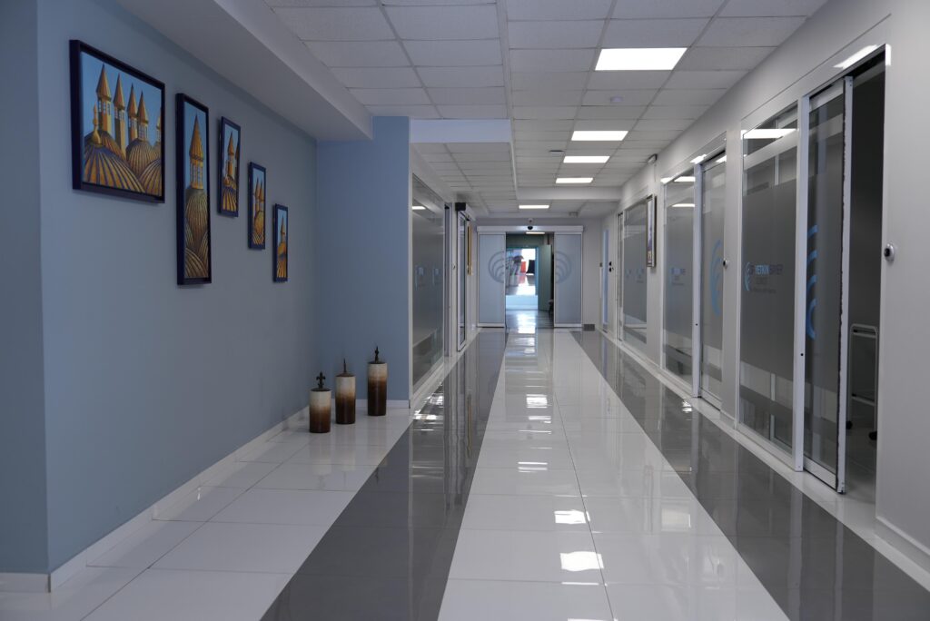 Klinik koridoru – Dr. Yetkin Bayer Kliniği