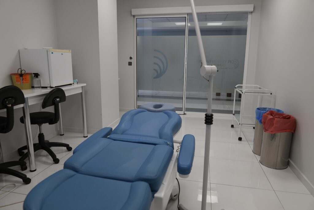 Uygulama odası ve çalışma masası – Dr. Yetkin Bayer Kliniği
